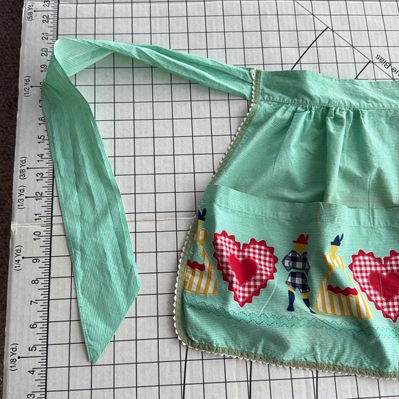 Vintage 1950s Novelty Apron – Mint Green with Gingham Hearts & Folk Dancers - Picture 6 of 15
